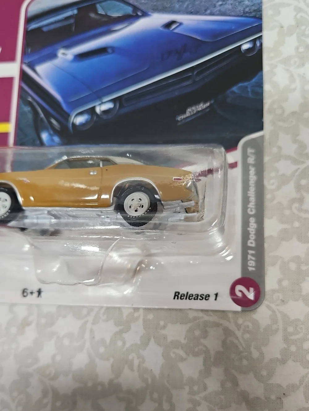 Johnny Lightning Classic Gold 1971 Dodge Challenger R/T white lightning Limited